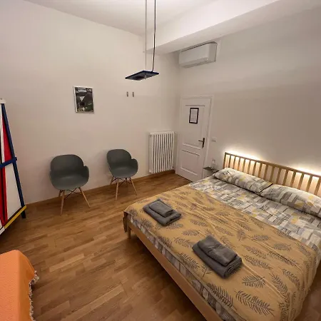 Accanto Piazza Πανσιόν 3*
