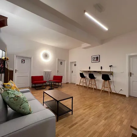 Accanto Piazza Болонья